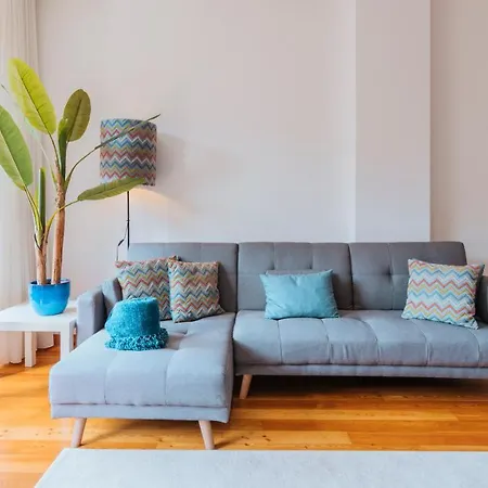 Mouzinho Downtown 2br W/ Parking By Lovelystay Apartment